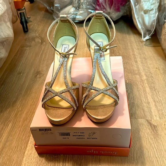 Sizes available: 8, 8.5, & 9 Women’s touch up champagne color high heels size - Picture 6 of 9